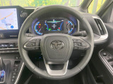 インテリアに合わせたデザインのステアリングは、運転される方のことも考え、運転しやすい形状、大きさです。是非一度、実際に触ってお確かめください。