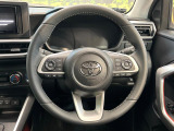インテリアに合わせたデザインのステアリングは、運転される方のことも考え、運転しやすい形状、大きさです。是非一度、実際に触ってお確かめください。