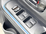 【電動格納ミラー】サイドミラーは電動格納式となっており、狭い駐車場でもキズがつくリスクを抑えられます。