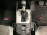 「e:HEV」は、モーター走行を中心にしながら電気エネルギーやエンジン動力を効率よく使い分けることができる賢いハイブリッドシステムです。サイドブレーキはスイッチ操作の電子制御パーキングブレーキです