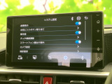 画面上でシステム設定やカメラ設定などを確認でき、タッチ操作で各項目へ進める構成です。スマートフォン連携の設定もあり、日常の使い方に合わせてご利用いただけます。