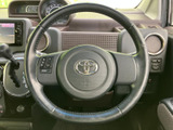 握りやすい形状で、運転姿勢を保ちながら手元のスイッチにも目を向けやすいレイアウトです。音量などの操作系が備わり、視線移動を抑えて扱いやすい点も便利です。