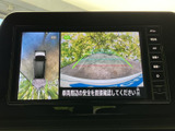後方の映像に加えて車両周辺を確認できる表示があり、駐車時に周囲の状況を把握するのに役立ちます。画面のガイドを目安に後退できるため、狭い場所での駐車をサポートします。