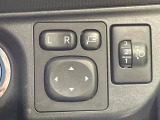 【電動格納ミラー】サイドミラーは電動格納式となっており、狭い駐車場でもキズがつくリスクを抑えられます。