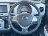 インテリアに合わせたデザインのステアリングは、運転される方のことも考え、運転しやすい形状、大きさです。是非一度、実際に触ってお確かめください。