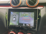 車両周辺の映像とガイド表示を画面で確認でき、駐車時の周囲確認をサポートします。車庫入れや狭い場所での駐車など、日常の取り回しに役立つ装備です。