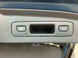 お好みの位置で止められるメモリー機能付の電動リアゲートです!後ろが狭い駐車場でもスムーズに荷物を積めて、さらに背が低い人の手がムリなく届く高さで止めることも可能です!
