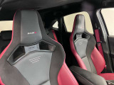 ゆったりと座れる運転席シートですのでストレスなく運転が出来ますよ!