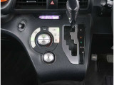 【オートエアコン】1年中快適な室内を提供!車内温度を設定すると、風量を自動で調整してくれます。
