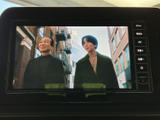 画面でテレビ番組を視聴できる装備です。目的地での休憩中や駐車場で待ち時間がある際など、停車中のひとときを過ごすのに便利。見やすい画面で、映像を楽しみながらくつろげます。