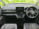 運転席と助手席が並ぶ前席は、ゆったりとした空間で落ち着いて過ごせる印象です。前方の視界も広く、シートや足元まわりもすっきりとまとまり、毎日の移動に使いやすそうです。