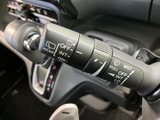 レバー上に表示された文字やマークから、前後のワイパーに関する設定を確認できます。必要な操作を手元で行える位置にまとまり、雨天時など視界を保ちたい場面で役立つ装備です。
