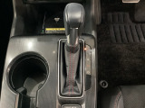 CVT車のセレクトレバーです。低速から高速まで、変速ショックのないスムーズな走りと、エンジン効率のよい領域を維持して燃費にも貢献します。サイドブレーキはスイッチ操作の電子制御パーキングブレーキです。