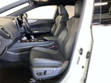 シックな色使いの運転席周りですね。すっきりとしたデザインで上品な色使いです。居心地の良い運転席、長く座ってられるリラックスできるデザインがいいですね。