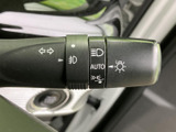 レバーには操作内容を示す表示がまとめられており、運転席から確認しやすい配置です。必要な機能に手元からアクセスできるため、周囲への注意を保ちながら扱いやすく、日常の運転を支えます。