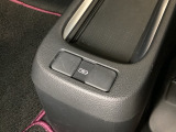 リアシート前のセンターコンソール部には、リア席用の充電可能なUSB端子が2個ついています。センターコンソールがトレイになるので、移動中の充電にも使えて便利です。