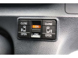 スライドドアの開閉は、ドアハンドルはもちろん運転席からのスイッチ操作でも可能です。お子様の送迎時の乗り降りも一段と楽になります。