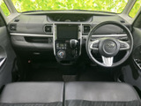 前席からフロントガラス越しに広がる視界は見通しやすく、運転席と助手席の間もゆとりある配置です。黒を基調とした落ち着いた車内で、毎日の移動を快適に過ごせます。