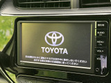 中央の画面にメニューや案内が表示され、周囲のボタンから各種項目を選べる構成です。画面と操作部がひとまとまりで見やすく、運転中は安全に配慮し、停車時に落ち着いて確認できます。
