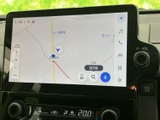 地図上で現在地や周辺の道路を確認でき、目的地検索や登録なども画面から選べます。移動先の確認やルート設定に活用でき、日常のお出かけをサポートします。