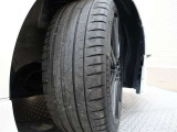 タイヤサイズは215/40R18となっております♪