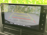 後方の映像に目安となるラインが表示され、駐車時に周囲との距離を確認する際に役立ちます。画面を見ながら慎重に後退でき、日々の駐車をサポートします。