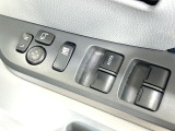 【電動格納ミラー】サイドミラーは電動格納式となっており、狭い駐車場でもキズがつくリスクを抑えられます。