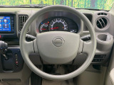 インテリアに合わせたデザインのステアリングは、運転される方のことも考え、運転しやすい形状、大きさです。是非一度、実際に触ってお確かめください。