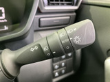 レバーには方向指示やライトに関する表示がまとまり、文字やアイコンで機能を確認できます。手元で各項目を把握しやすく、日常の運転をサポートする操作部です。