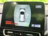 車両を上から見たような周辺表示で、駐車時に車の位置や周囲を確認できます。画面上の案内を参考にしながら、狭い場所での取り回しにもお役立てください。