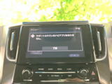 センター部に画面と操作スイッチがまとまり、運転席から確認しやすい配置です。画面上の案内に沿って操作でき、周辺のボタンも見分けやすいため、日常使いに取り入れやすい装備です。