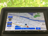 現在地を地図上で確認でき、周辺の道路や施設も画面に表示されています。縮尺や詳細表示を選べるため、初めての場所へ向かう際も道順を確認しながら移動できて便利です。