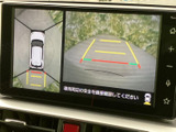 後方の映像に加えて車両を上から見た表示も確認でき、駐車時に周囲の位置関係を把握するのに役立ちます。ガイド線も表示されるため、車庫入れや狭い場所での後退をサポートします。