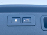 【パワーバックドア】スマートキーや運転席のボタンを押すだけでリアゲートが自動で開閉します!荷物を持っている時や、高い位置にあるバックドアを閉める際に便利な機能です♪