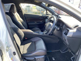 運転席まわりを見渡しやすく、前方や側方の視界を確保しやすいレイアウトです。シートには立体的なステッチが施され、ゆったり座れる空間で毎日の移動をお楽しみいただけます。