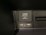 ハンドルの右側にはヘットライトリベライザーとHondaセンシング用のメインスイッチがついています。ヘッドライトリベライザーは道路状況や積荷の加重に応じてライトの高さを調節できます。