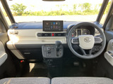 明るい色合いのダッシュボードと、ゆとりを感じる前席まわり。運転席から前方を見渡しやすく、座席や足元もすっきりした印象です。毎日の移動を快適に過ごせそうです。
