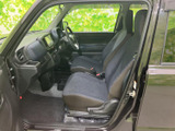 左右の前席に加え、見通しのよい運転席まわりが広がります。落ち着いた色調でまとまり、足元にも空間を確保。毎日の乗り降りや運転を快適に支えます。