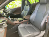 前席は身体を支える形状で、運転席と助手席のどちらも落ち着いて座れる空間です。前方の見通しも確保され、中央部には収納や操作部がまとまり、日常の移動を快適に過ごせます。