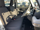 前席は視界が広く、運転席から前方や周囲を確認しやすいレイアウトです。シートと足元にはゆとりが感じられ、落ち着いて過ごせる室内空間が広がります。