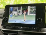 停車中にテレビ映像を視聴でき、待ち時間の過ごし方を広げてくれます。大きく見やすい画面で番組を確認できるのも魅力。ご利用の際は安全のため、必ず停車した状態でお楽しみください。