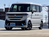 端正なフロントマスクと伸びやかな車体の組み合わせが、洗練された印象を演出します。明るいボディカラーが周囲に映え、昼間はもちろん夜間も存在感のある佇まいで、街中でも目を引く一台です。