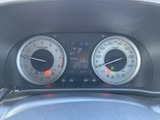 速度計や各種表示がまとまり、運転に必要な情報を確認しやすい配置です。中央の表示部ではシフト位置なども把握でき、状況確認をスムーズに行えます。