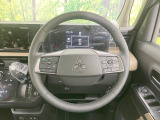 インテリアに合わせたデザインのステアリングは、運転される方のことも考え、運転しやすい形状、大きさです。是非一度、実際に触ってお確かめください。