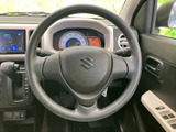握りやすい形状で、前方やメーターを見渡しながら運転姿勢を整えられます。中央にホーンを備えたシンプルな構成で、毎日の通勤やお出かけなど、日常の運転を支えてくれます。