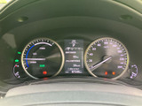 速度やシフト位置、各種情報を運転席から確認しやすい配置です。表示がまとまっているため、走行中も必要な情報に目を向けやすく、日々の運転をサポートします。
