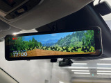 【アドバンスドルームミラー】後席の大きな荷物や同乗者で後方が確認しづらい時でも安心!カメラが撮影した車両後方の映像をルームミラー内に表示。クリアな視界で状況の確認が可能です!