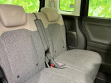 後席は左右に分かれた座面とヘッドレストを備え、同乗者がそれぞれ落ち着いて座れる空間です。窓から外の様子も見やすく、家族でのお出かけにも使いやすい室内です。