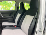 明るい色と落ち着いた色を組み合わせたシートで、運転席まわりもすっきりした印象です。窓から外を確認しやすく、日常の乗り降りも快適に行えます。