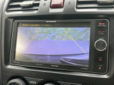 後方の映像とガイドラインを画面で確認でき、駐車時の後退をサポートします。車両後方の様子を把握しやすく、狭い場所での切り返しや駐車位置の確認にも便利な装備です。周囲を確認しながら落ち着いて操作できます。
